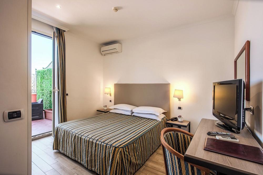 Hotel Villafranca - Tap to explore photos