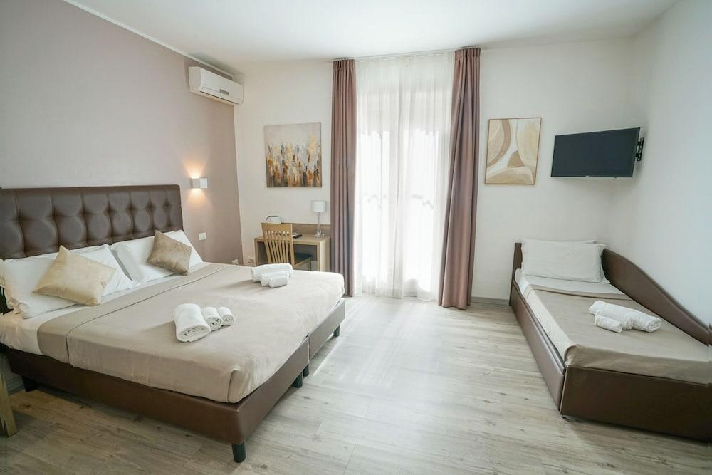 Hotel St. Moritz Room Type - Triple Room