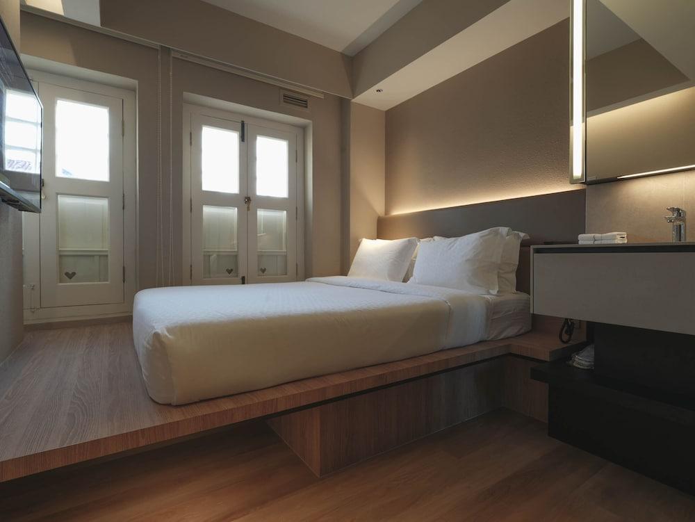 Hotel 1900 @ Chinatown Room Type - Deluxe Room, 1 Queen Bed