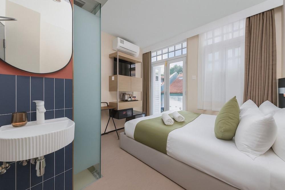 A Hotel Chinatown Room Type - Deluxe with Balcony
