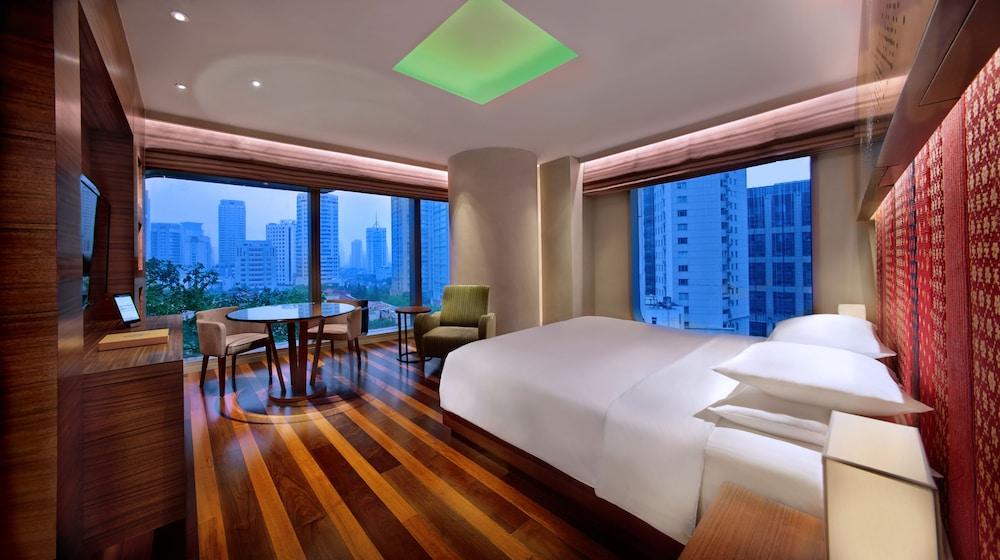 ANDAZ XINTIANDI, SHANGHAI, BY HYATT Room Type - 1 King Bed Corner