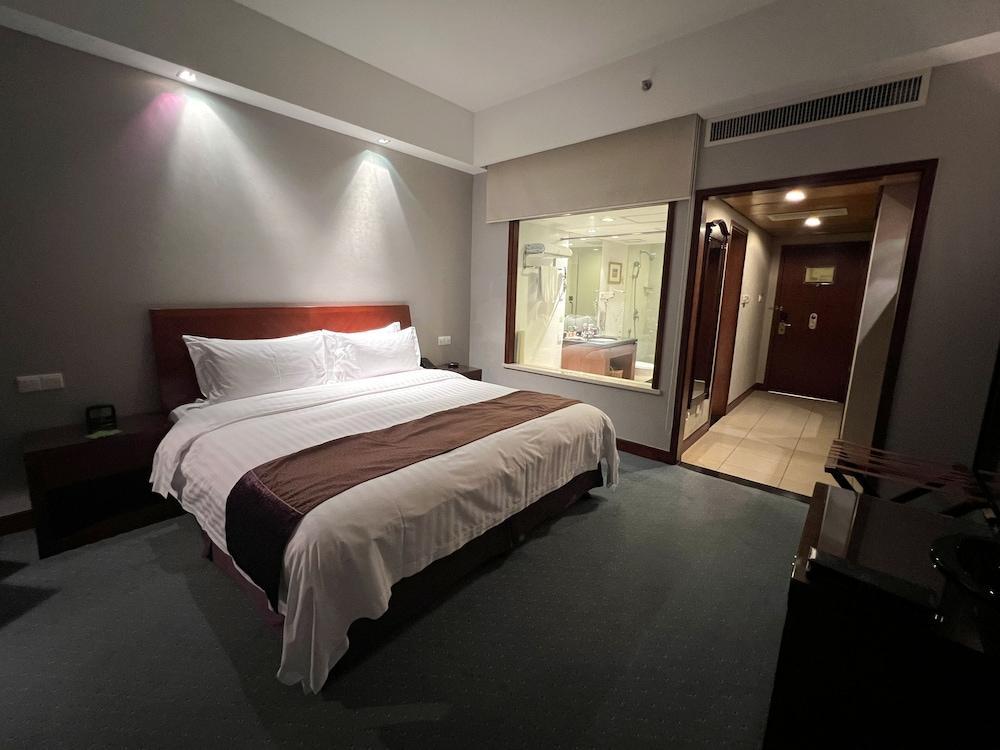 Baolong Hotel Shanghai Room Type - Superior King Room