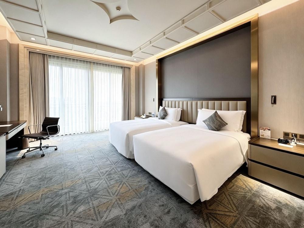 Chateau Star River Pudong Shanghai Room Type - Executive Twin Room with City View