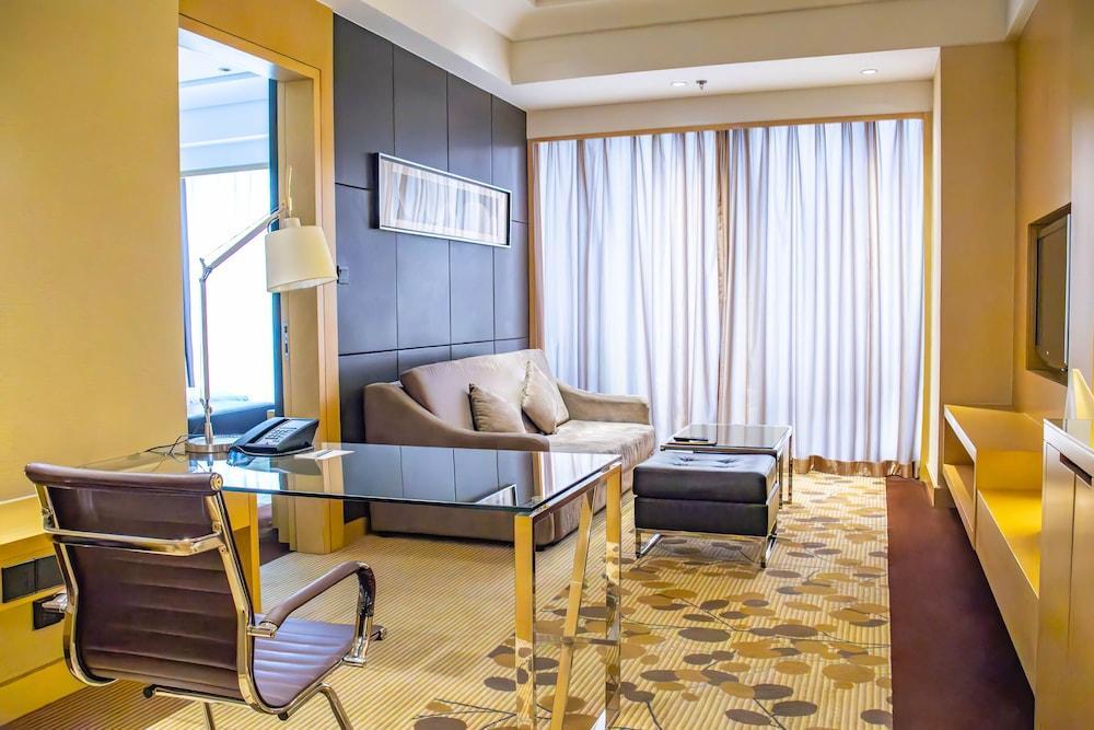 Courtyard by Marriott Shanghai Central - Tap to explore photos