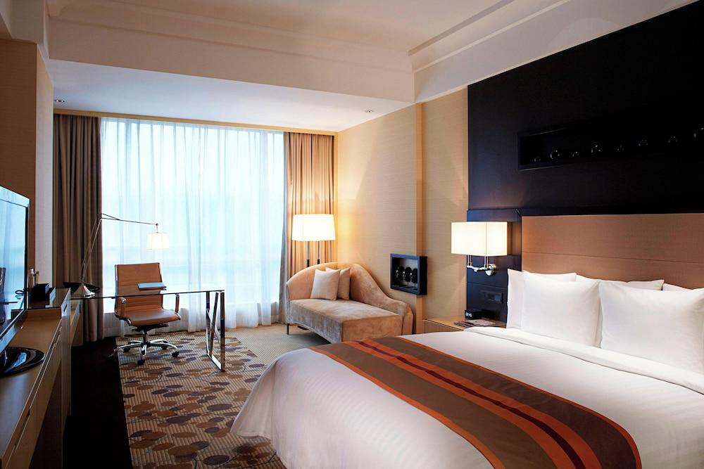 Courtyard by Marriott Shanghai Central Room Type - Executive Room, 1 King Bed