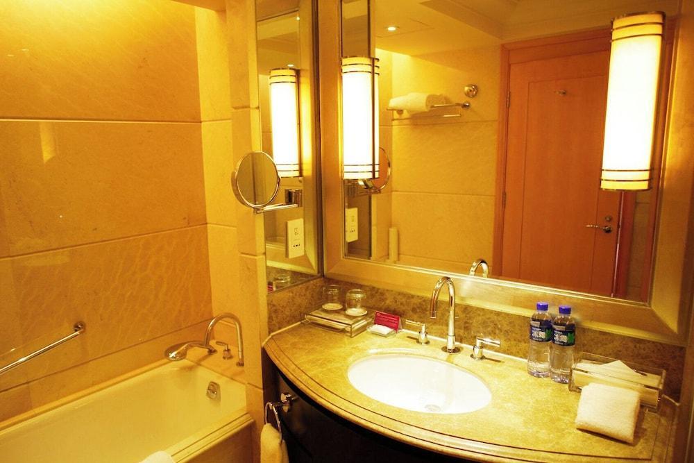 Crowne Plaza Shanghai Fudan - Tap to explore photos