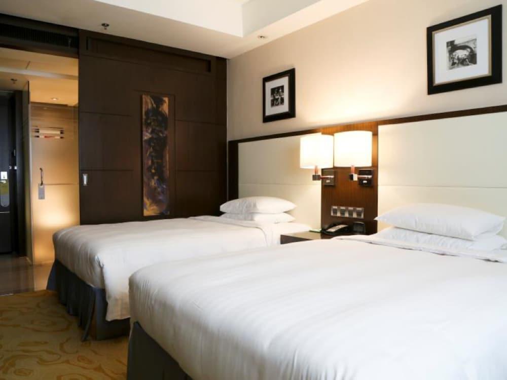 Courtyard by Marriott Shanghai Xujiahui - Tap to explore photos