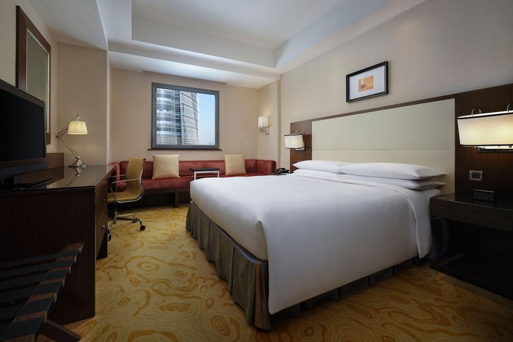 Courtyard by Marriott Shanghai Xujiahui Room Type - Deluxe Room, 1 King Bed, City View