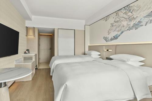 Courtyard by Marriott Shanghai Hongkou - Tap to explore photos