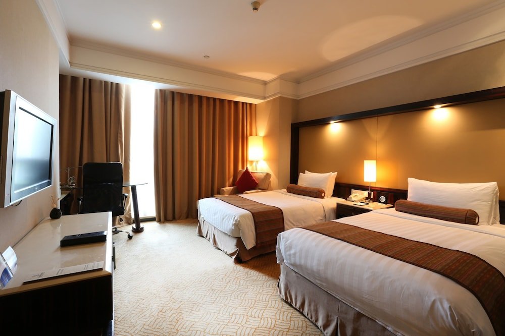 Howard Johnson Huaihai Hotel Shanghai - Tap to explore photos