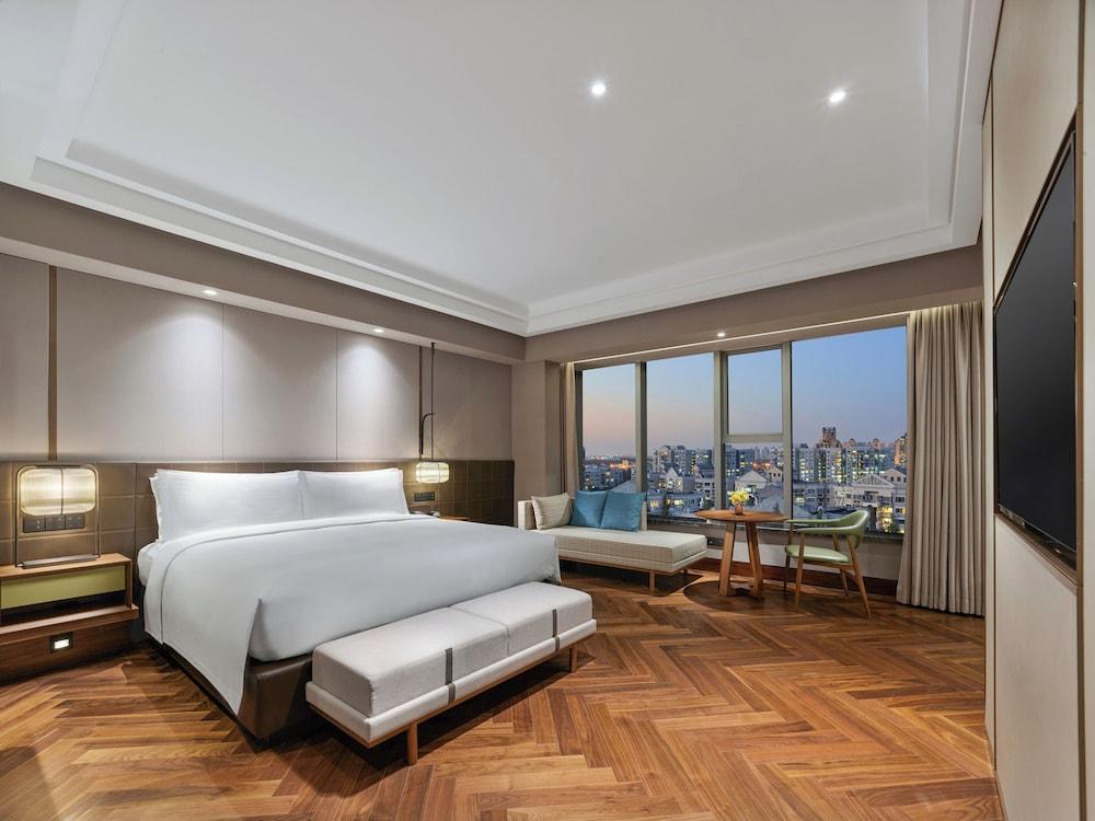 Hilton Shanghai Hongqiao Room Type - KING HILTON PREMIER ROOM