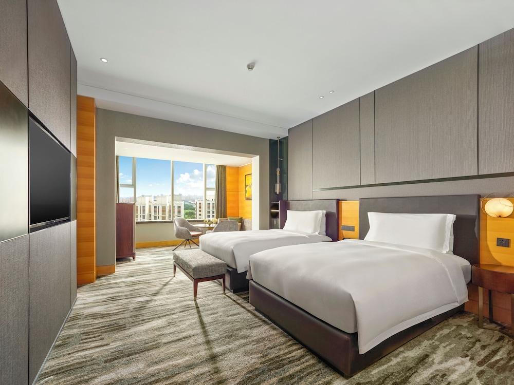 Hilton Shanghai Hongqiao Room Type - TWIN HILTON DELUXE ROOM