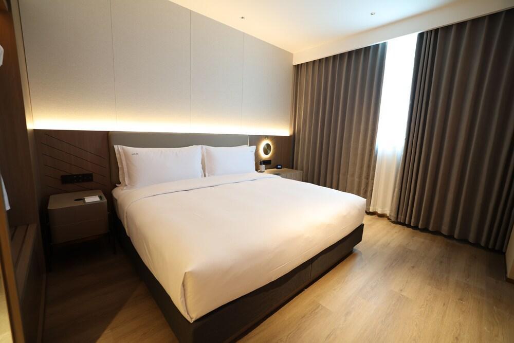 Holiday Inn Express Shanghai Zhabei - Tap to explore photos