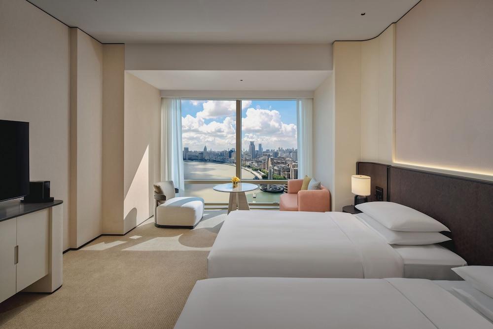 Hyatt On The Bund Room Type - Club River View Twin