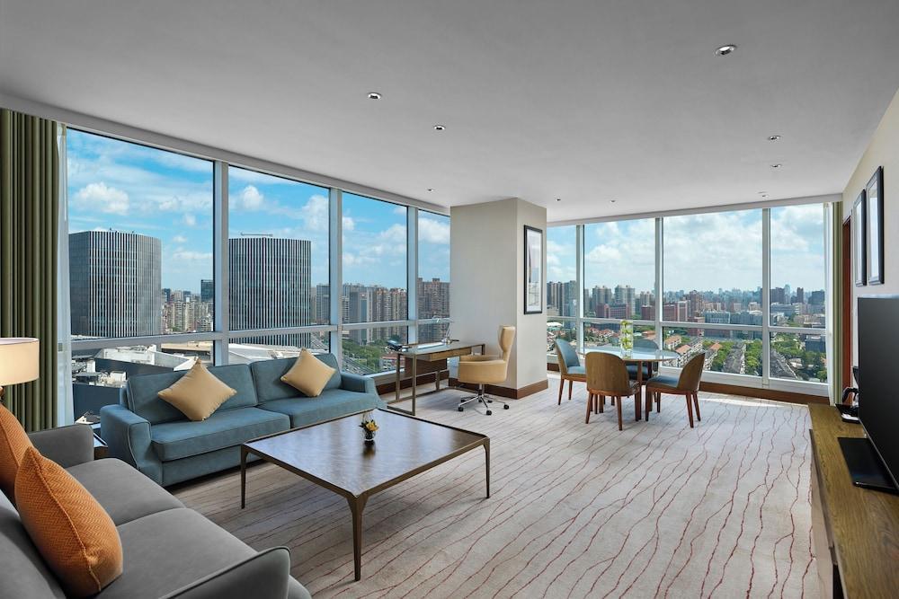 Four Points by Sheraton Shanghai, Daning Room Type - Suite, 1 Bedroom, City View, Corner