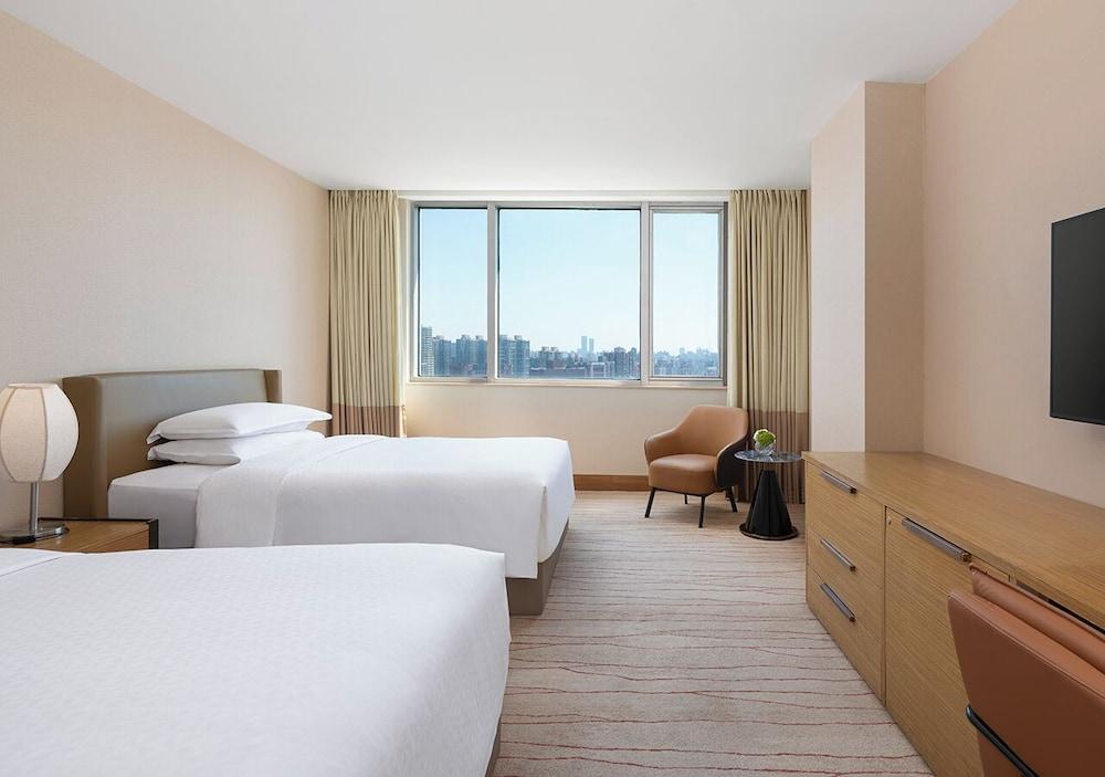 Four Points by Sheraton Shanghai, Daning Room Type - Room, 2 Double Beds