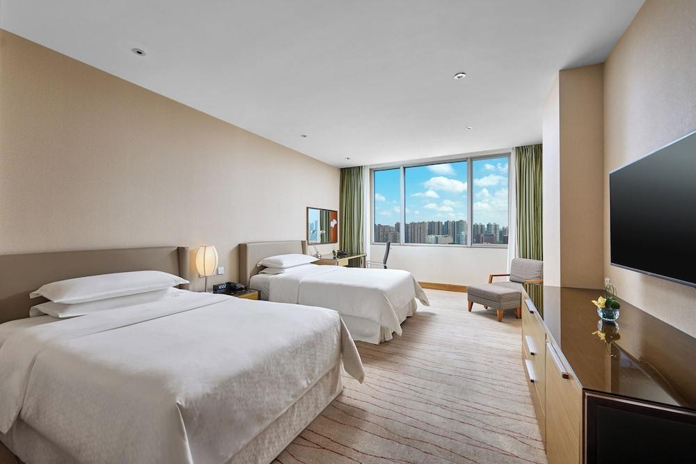 Four Points by Sheraton Shanghai, Daning Room Type - Room, 2 Double Beds