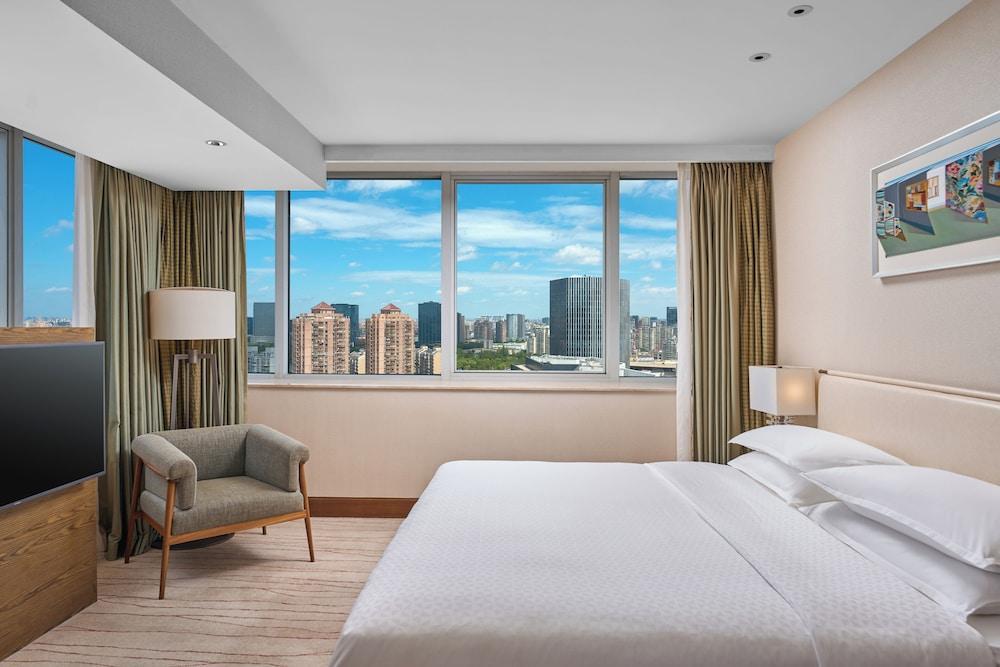 Four Points by Sheraton Shanghai, Daning Room Type - Suite, 1 Bedroom, City View
