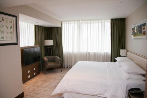 Four Points by Sheraton Shanghai, Daning - Tap to explore photos