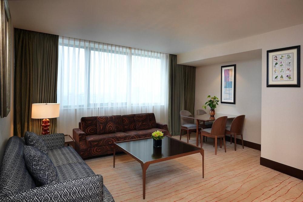 Four Points by Sheraton Shanghai, Daning Room Type - Suite, 1 Bedroom, City View