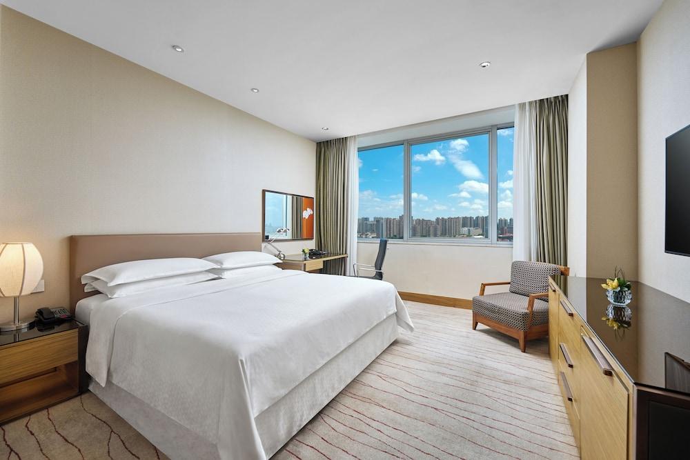Four Points by Sheraton Shanghai, Daning Room Type - Room, 1 King Bed