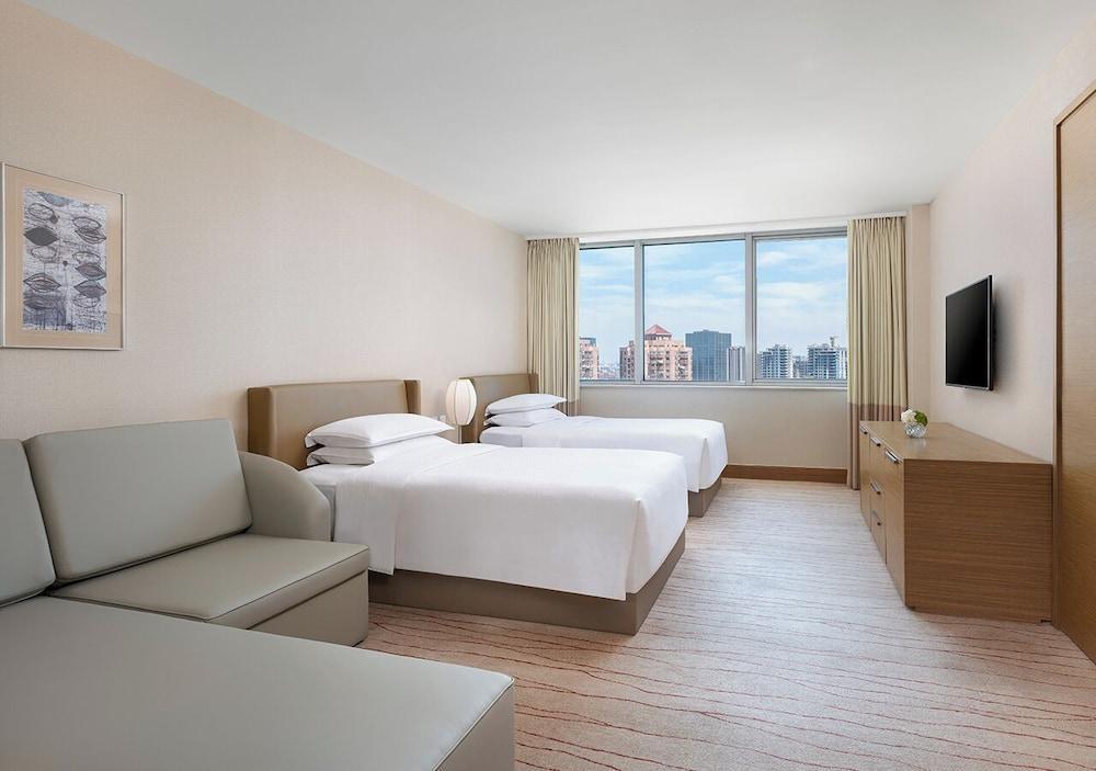 Four Points by Sheraton Shanghai, Daning Room Type - Room, 2 Double Beds, City View