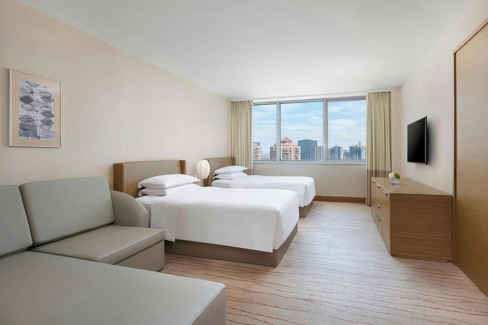 Four Points by Sheraton Shanghai, Daning Room Type - Room, 2 Double Beds, City View