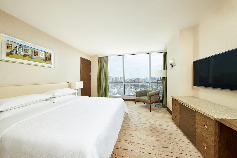 Four Points by Sheraton Shanghai, Daning Room Type - Suite, 1 Bedroom, City View, Corner Four Points by Sheraton Shanghai, Daning Room Type - Suite, 1 Bedroom, City View, Corner