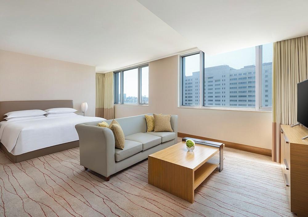 Four Points by Sheraton Shanghai, Daning Room Type - Room, 1 King Bed, City View