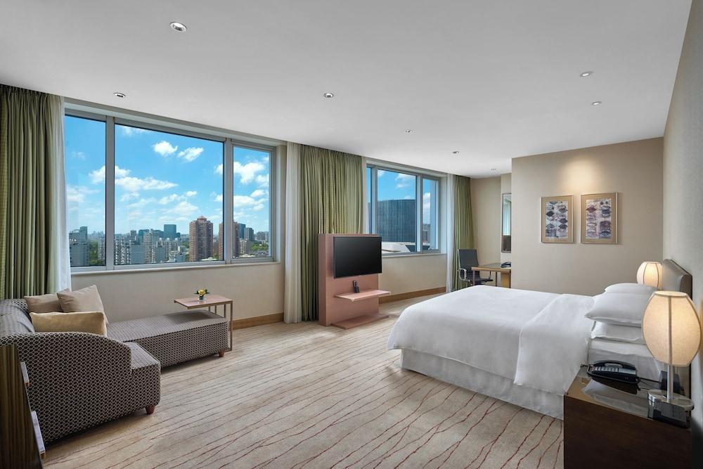 Four Points by Sheraton Shanghai, Daning Room Type - Room, 1 King Bed, City View