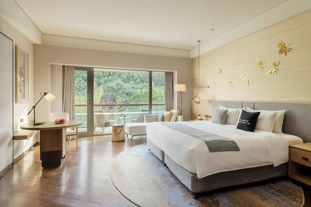 The Yuluxe Sheshan, A Tribute Portfolio Hotel Room Type - West Wing Superior Room, 1 King Bed, Balcony