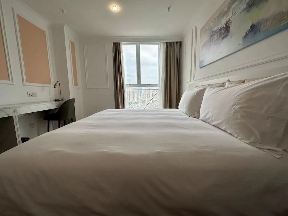 Magnificent International Hotel Room Type - Deluxe King Room