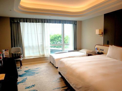 Oriental Riverside Hotel Shanghai - Tap to explore photos