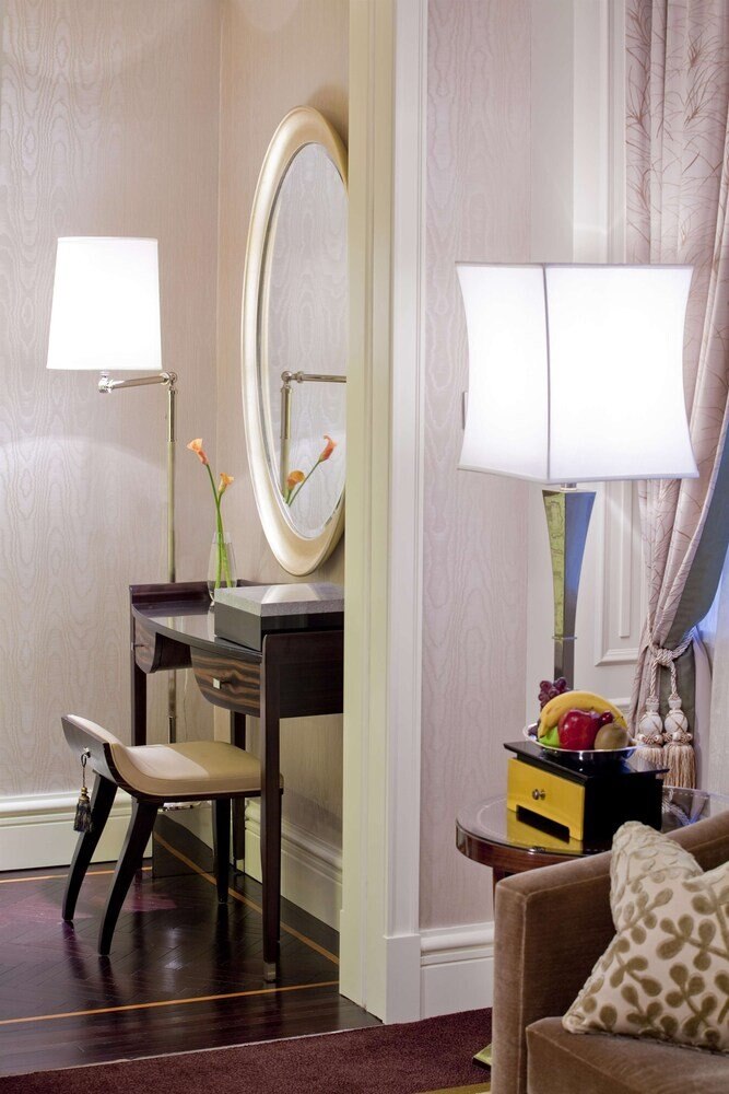 Fairmont Peace Hotel on the Bund Room Type - Fairmont Gold, Grand Room, 1 King Bed, Executive Level