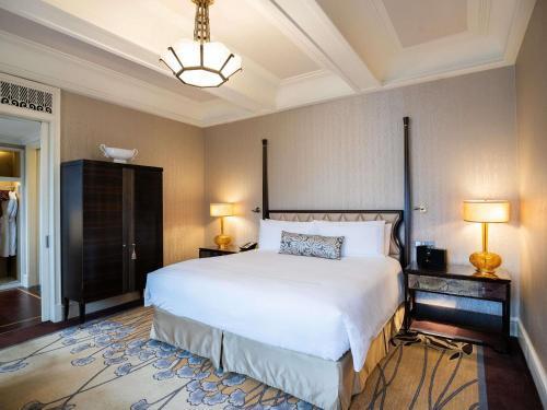 Fairmont Peace Hotel on the Bund - Tap to explore photos