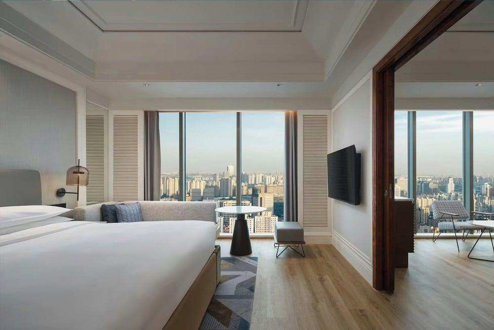 Sheraton Shanghai Pudong Riverside Room Type - Deluxe Suite, 1 King Bed, River View