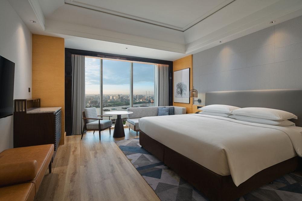 Sheraton Shanghai Pudong Riverside Room Type - Superior Room, 1 King Bed, Smoking, River View
