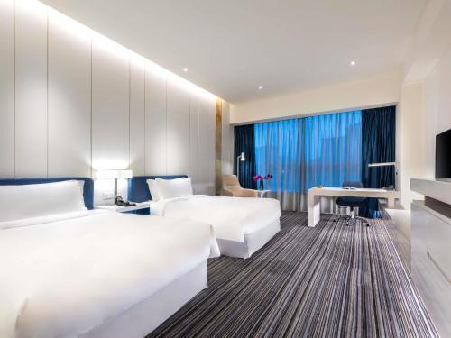 Grand Mercure Shanghai Century Park Hotel Room Type - Deluxe Double Room with Two Double Beds Grand Mercure Shanghai Century Park Hotel Room Type - Deluxe Double Room with Two Double Beds