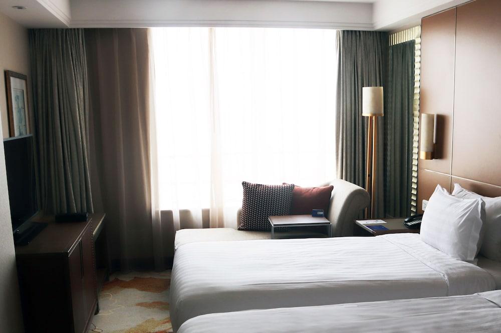 Radisson Blu Hotel Shanghai New World Room Type - Junior Suite, Park View