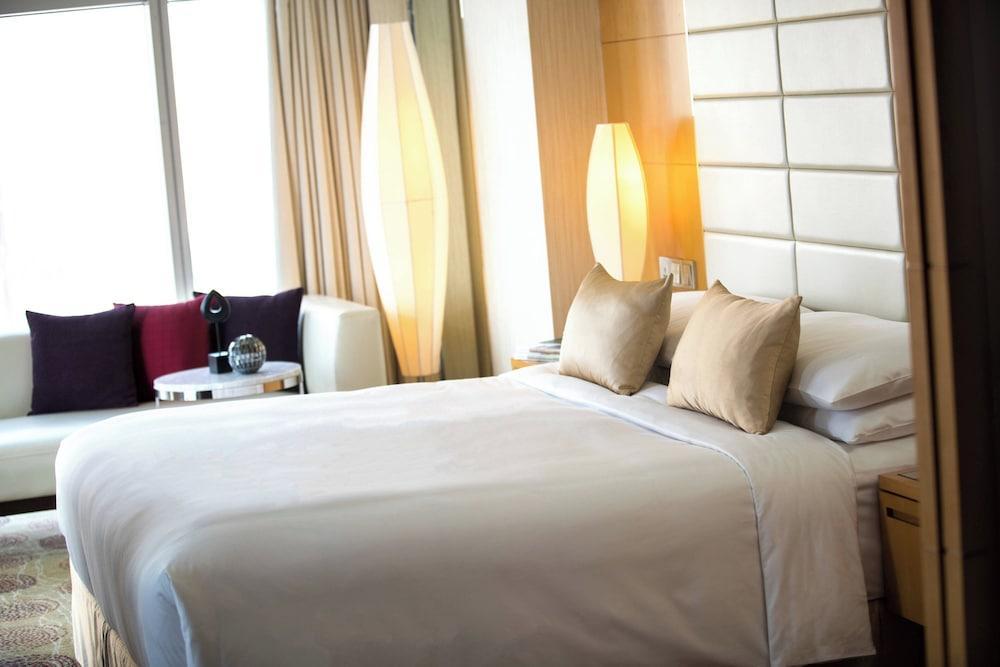 Renaissance Shanghai Putuo Hotel by Marriott Room Type - Premier King Room