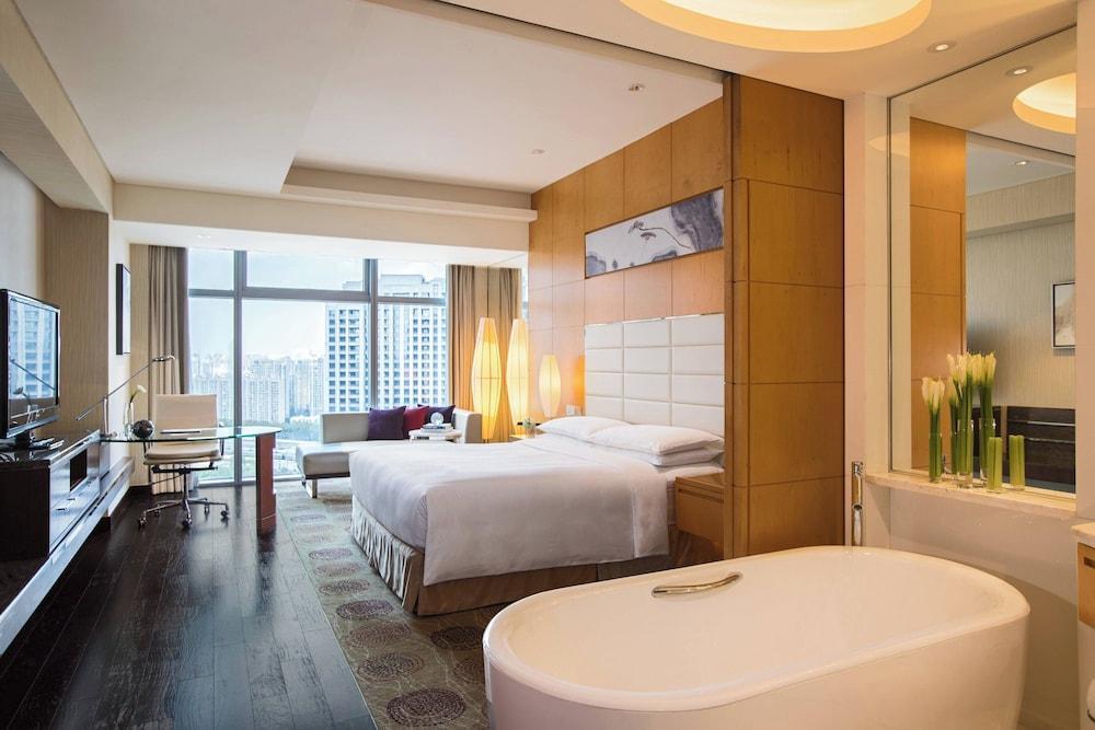 Renaissance Shanghai Putuo Hotel by Marriott Room Type - Club Room, 1 King Bed