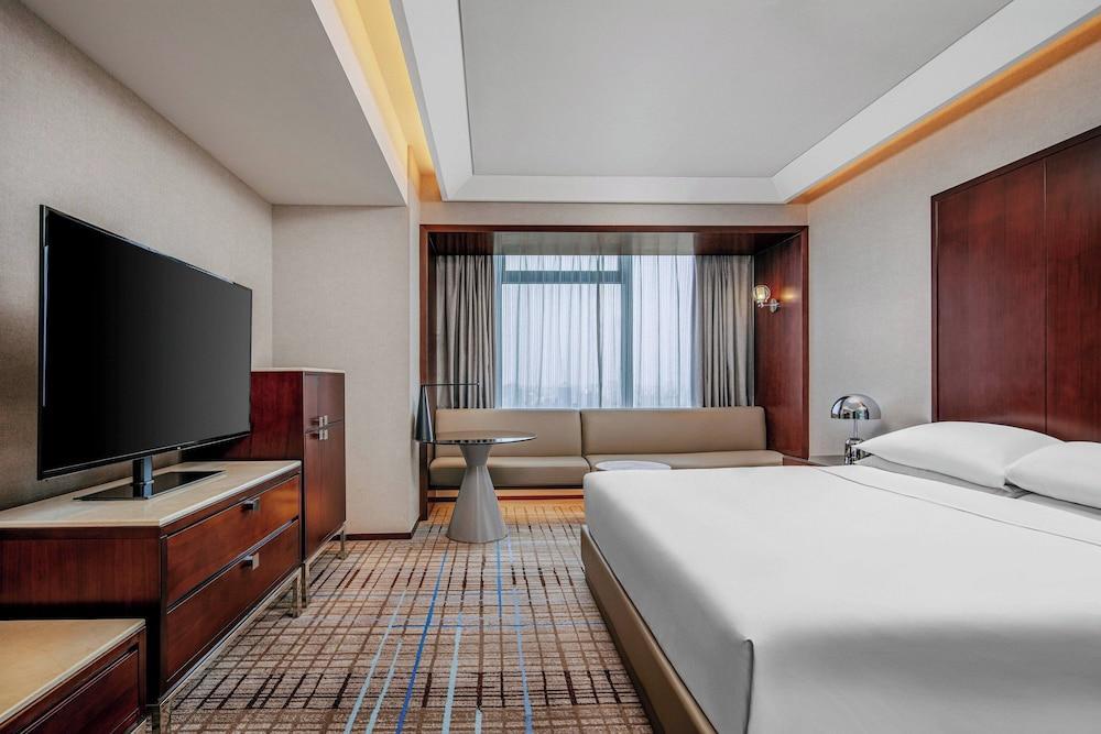 Renaissance Shanghai Zhongshan Park Room Type - 1 King Bed, City View, Guest Room Renaissance Shanghai Zhongshan Park Room Type - 1 King Bed, City View, Guest Room