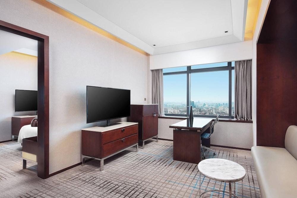 Renaissance Shanghai Zhongshan Park Room Type - 1 King Bed, City View, Club Lounge Access, 1-Bedroom Suite Renaissance Shanghai Zhongshan Park Room Type - 1 King Bed, City View, Club Lounge Access, 1-Bedroom Suite