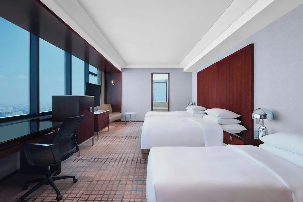 Renaissance Shanghai Zhongshan Park Room Type - Family Room (3 Twin Beds)