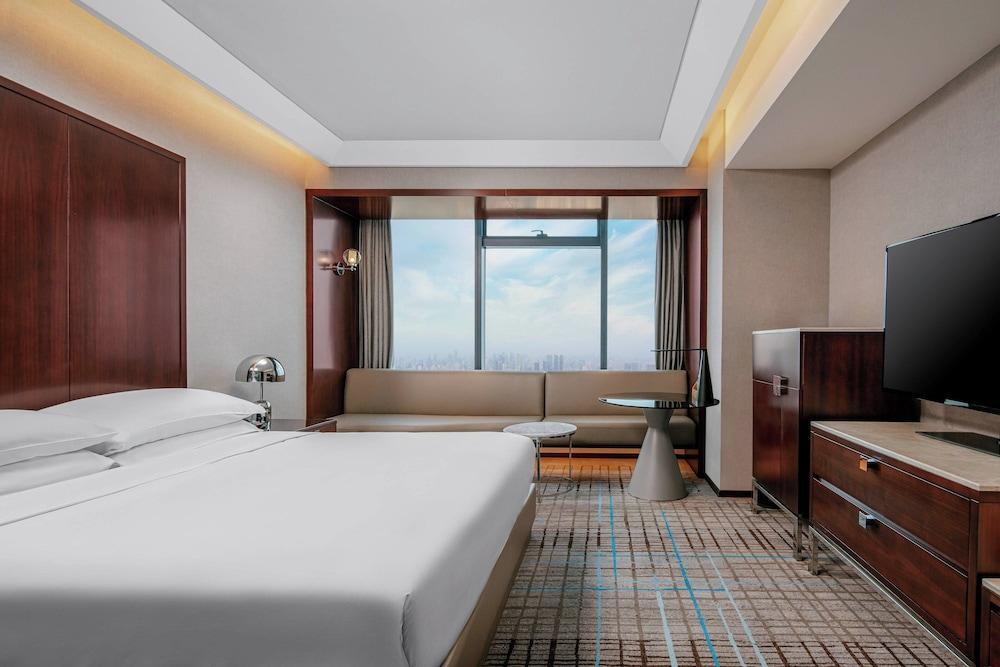 Renaissance Shanghai Zhongshan Park Room Type - Club lounge Access, Guestroom, 1 King, Skyline view,High floor Renaissance Shanghai Zhongshan Park Room Type - Club lounge Access, Guestroom, 1 King, Skyline view,High floor