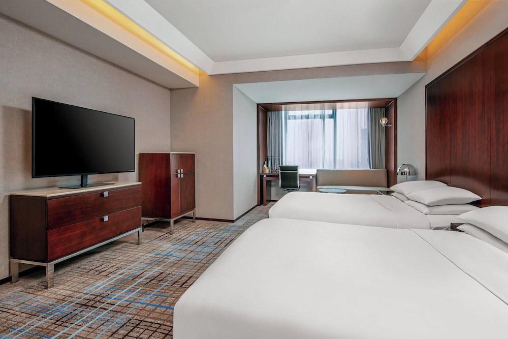 Renaissance Shanghai Zhongshan Park Room Type - 2 Double Beds, City View, Guest Room