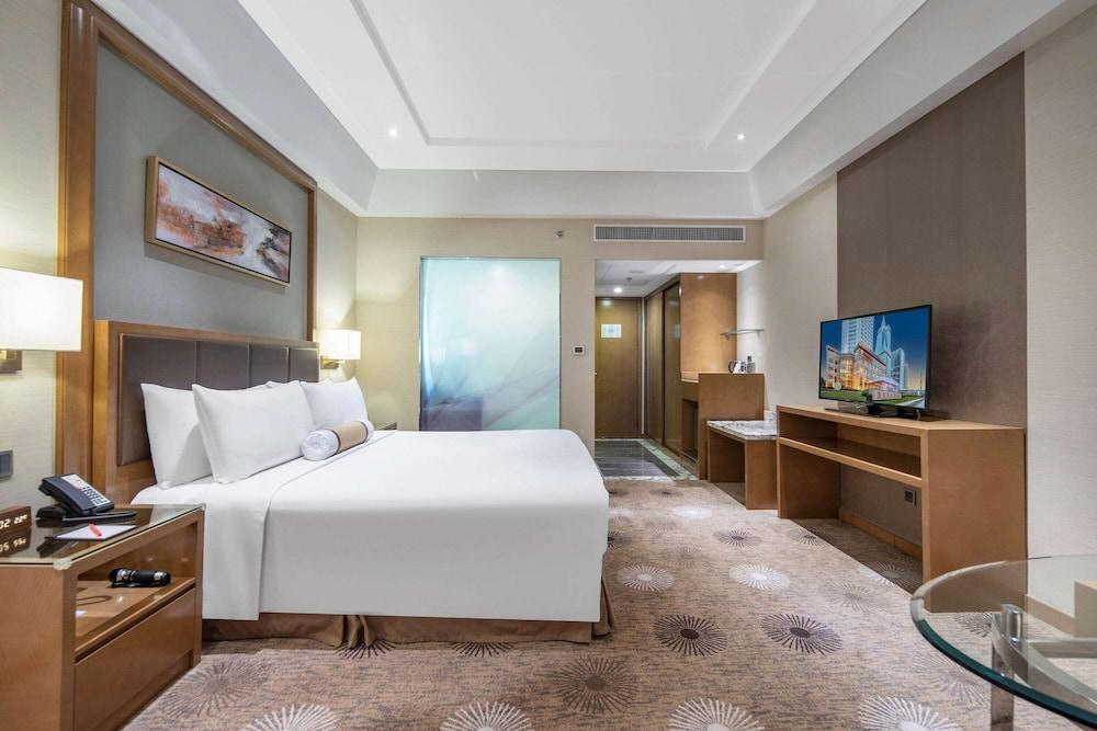 Ramada Plaza Pudong Room Type - Deluxe Room, 1 King Bed, Non Smoking