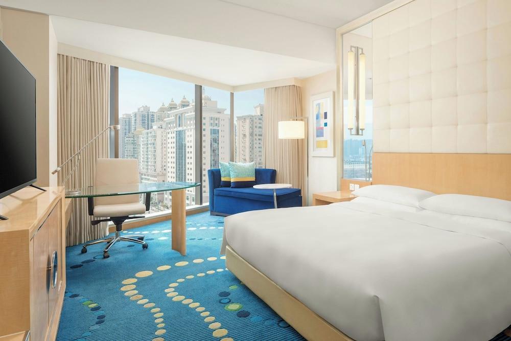 Renaissance Shanghai Yu Garden Hotel by Marriott Room Type - Deluxe Double or Twin Room with City View Renaissance Shanghai Yu Garden Hotel by Marriott Room Type - Deluxe Double or Twin Room with City View