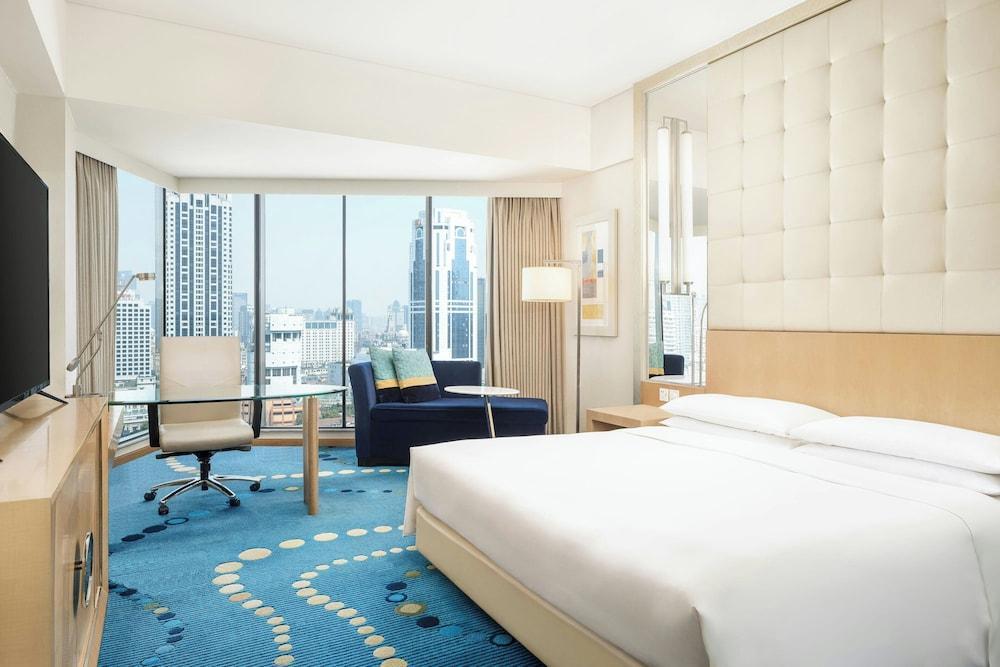 Renaissance Shanghai Yu Garden Hotel by Marriott Room Type - Bund River View Club King Room
