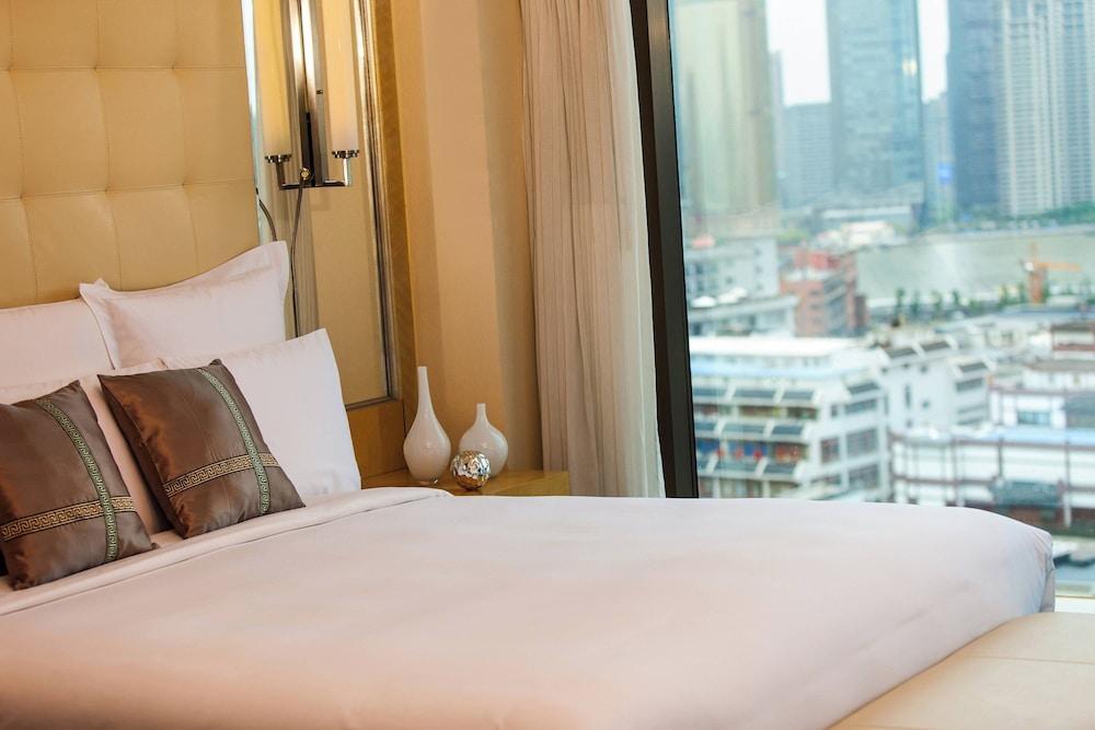 Renaissance Shanghai Yu Garden Hotel by Marriott Room Type - City View Suite